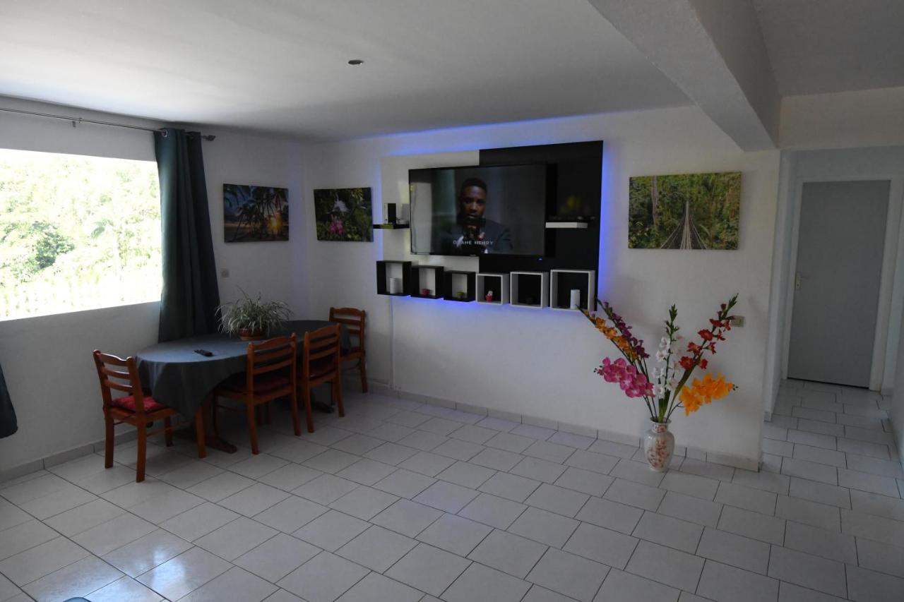 Chez Tatie-Clo Devient Gray Coconut Cake Villa Le Moule Exterior photo