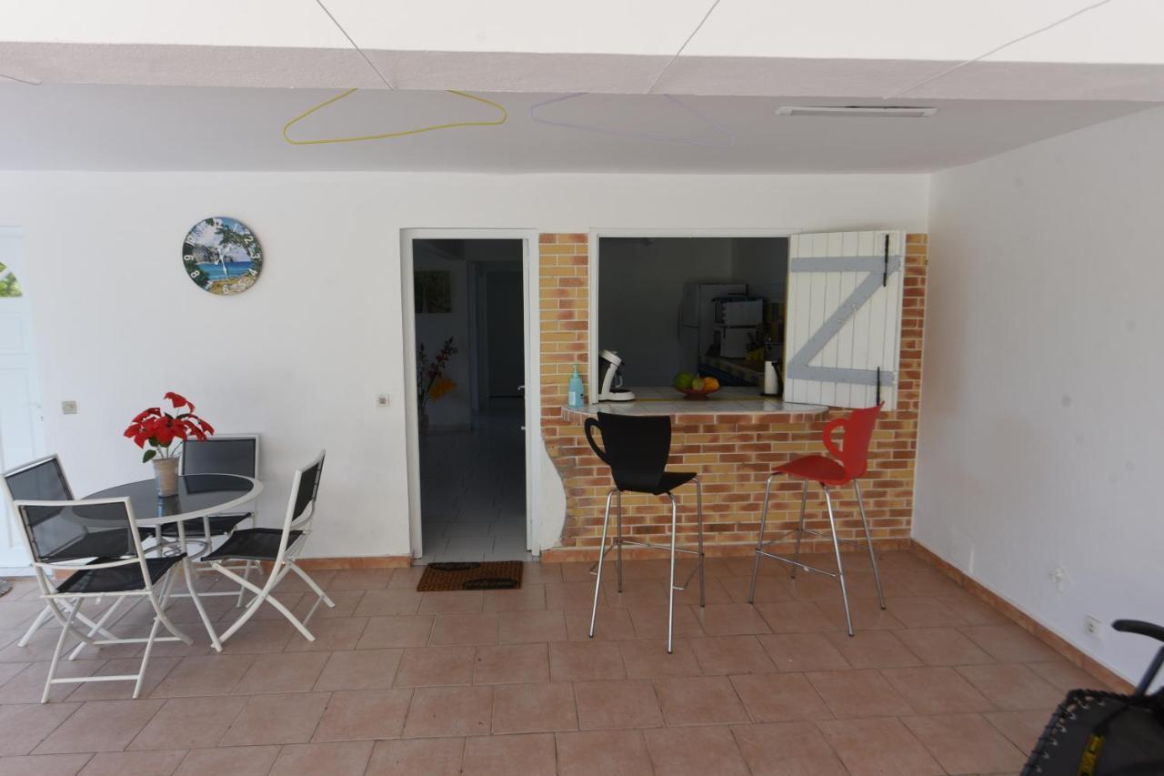 Chez Tatie-Clo Devient Gray Coconut Cake Villa Le Moule Exterior photo
